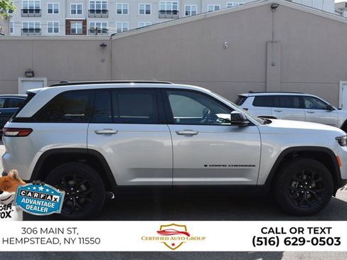 Used 2025 Jeep Grand Cherokee Altitude AWD/4WD image 5