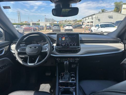 Used 2025 Jeep Compass Limited image 33