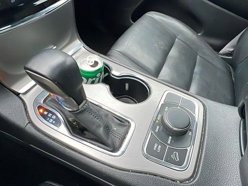 Used 2022 Jeep Grand Cherokee Limited image 32