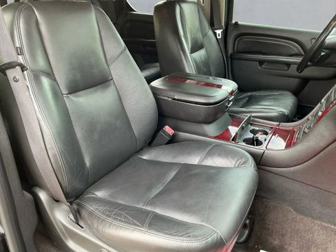 Used 2010 Cadillac Escalade Premium image 22