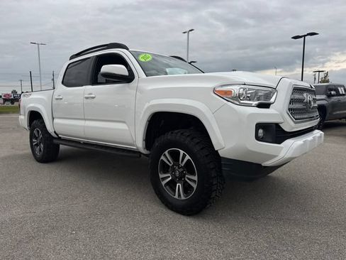 Used 2017 Toyota Tacoma SR5 AWD/4WD image 8