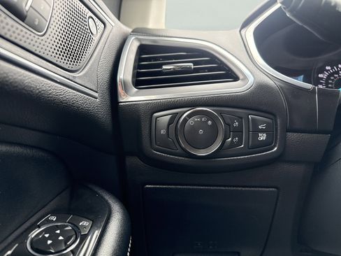 Used 2020 Ford Edge Titanium image 27