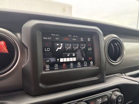 Used 2023 Jeep Gladiator Sport AWD/4WD image 32