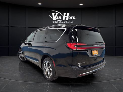 Used 2025 Chrysler Pacifica Pinnacle w/ Trailer Tow Group AWD/4WD image 5