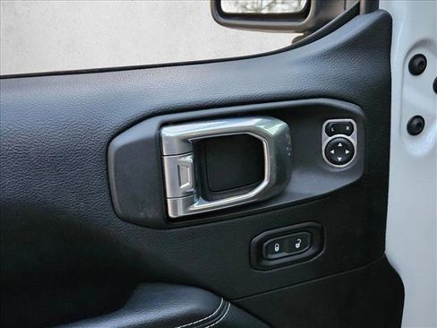 Used 2018 Jeep Wrangler Unlimited Sahara image 10