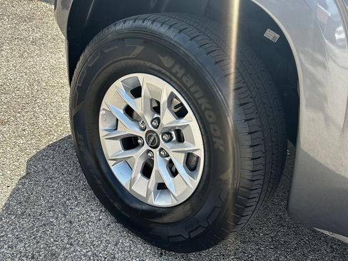 Used 2024 Nissan Frontier SV image 12