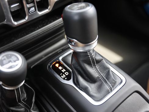 Used 2023 Jeep Wrangler Unlimited Sahara AWD/4WD image 33