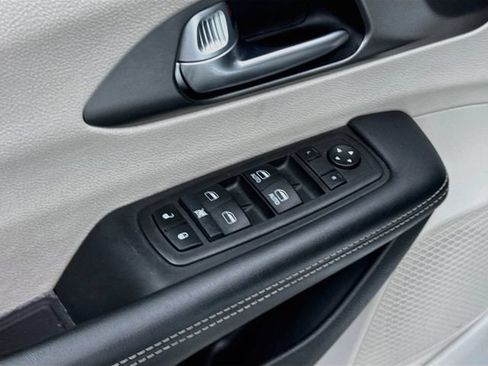 Used 2024 Chrysler Pacifica Limited FWD image 18