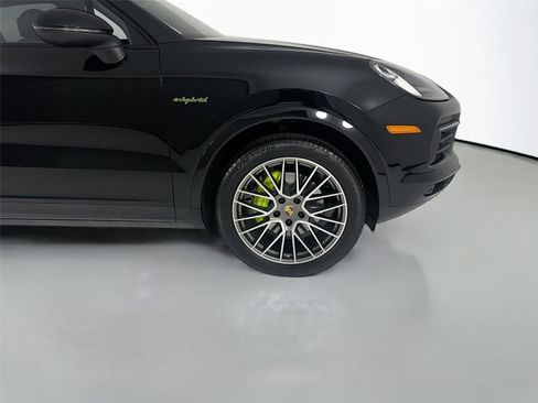 Certified 2022 Porsche Cayenne Platinum Edition image 28