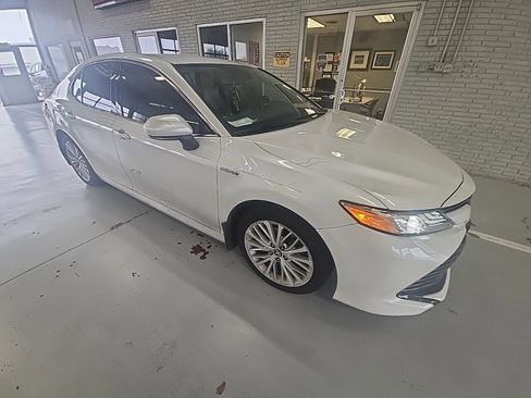 Used 2019 Toyota Camry XLE image 3