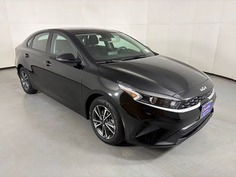Used 2023 Kia Forte LXS w/ LXS Technology Package FWD image 2