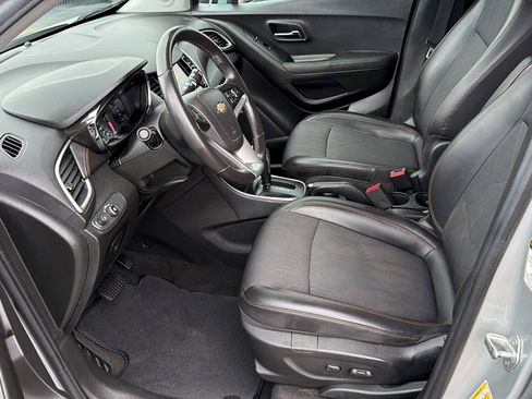 Used 2019 Chevrolet Trax LT w/ Sun & Sound Package FWD image 11