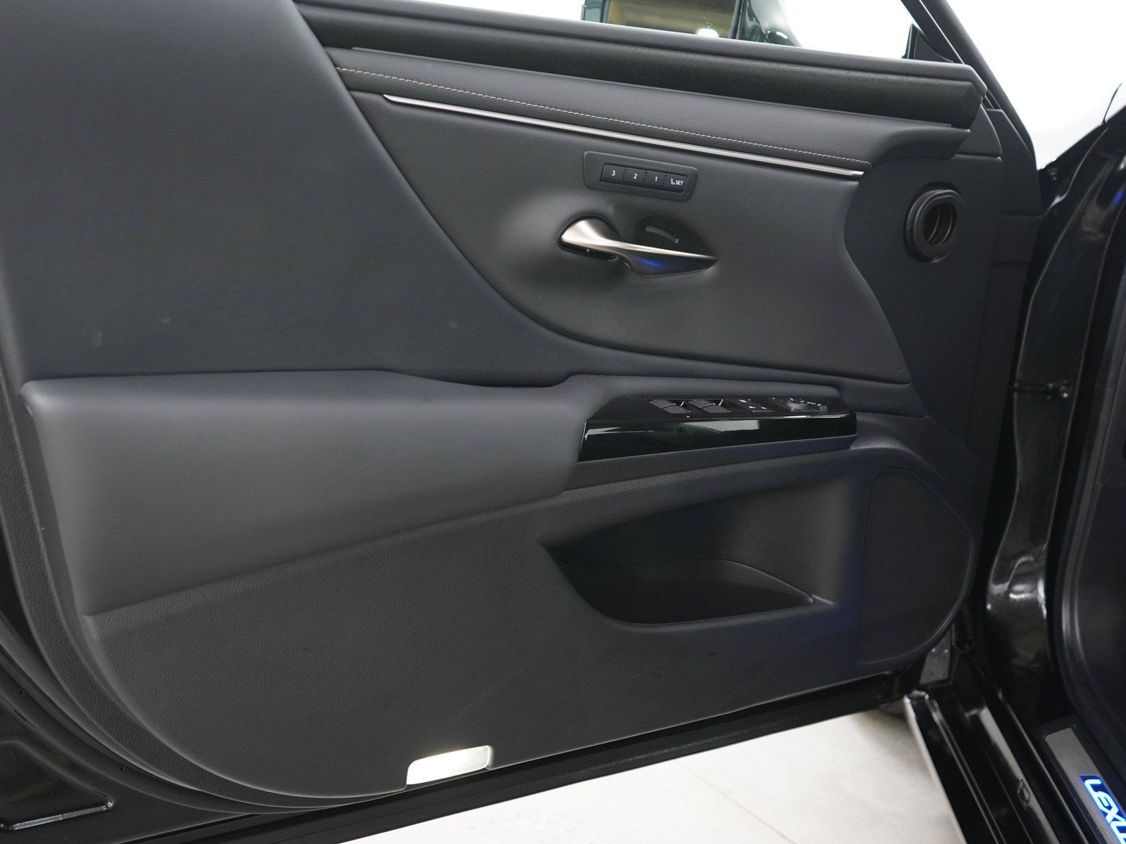 Used 2025 Lexus ES 300h FWD image 18