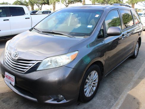 Used 2015 Toyota Sienna XLE w/ XLE Navigation Package FWD image 3