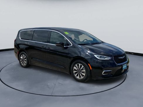 Used 2025 Chrysler Pacifica Select FWD image 11