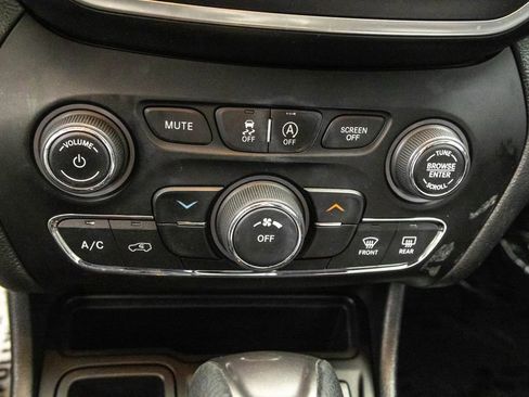 Used 2019 Jeep Cherokee Latitude w/ Popular Appearance Group image 20