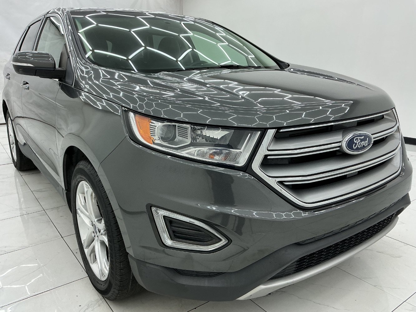 Used 2018 Ford Edge Titanium w/ Technology Package FWD image 3
