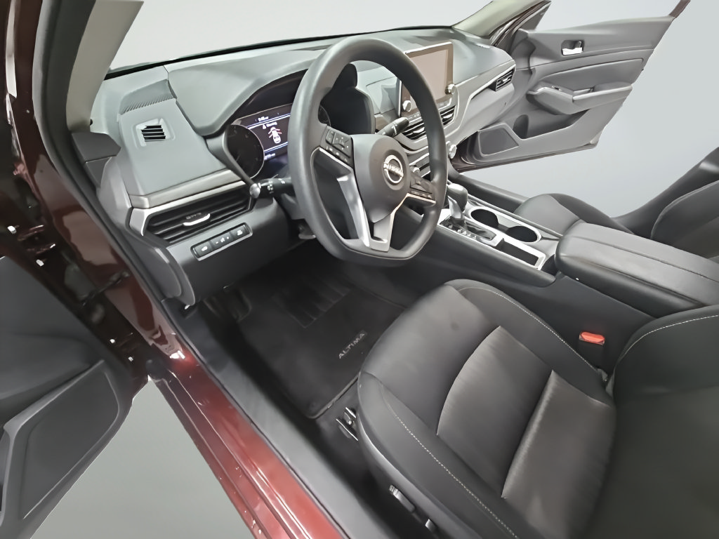Used 2024 Nissan Altima 2.5 SV FWD image 14