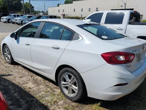 Used 2017 Chevrolet Cruze LT FWD image 3