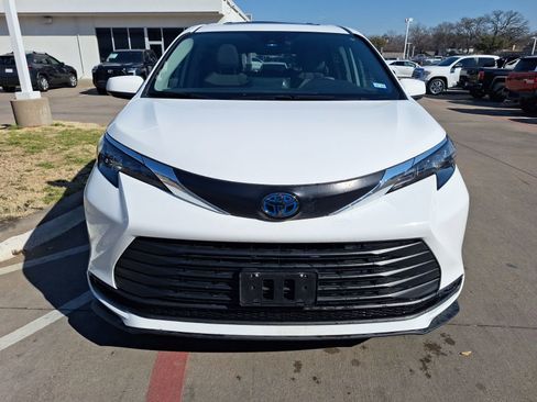 Used 2024 Toyota Sienna LE w/ LE Plus Package image 9