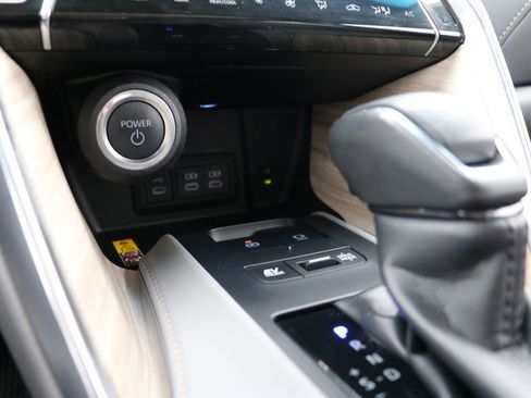 Used 2023 Toyota Venza Limited image 12