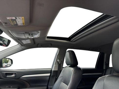 Used 2019 Toyota Highlander XLE AWD/4WD image 3