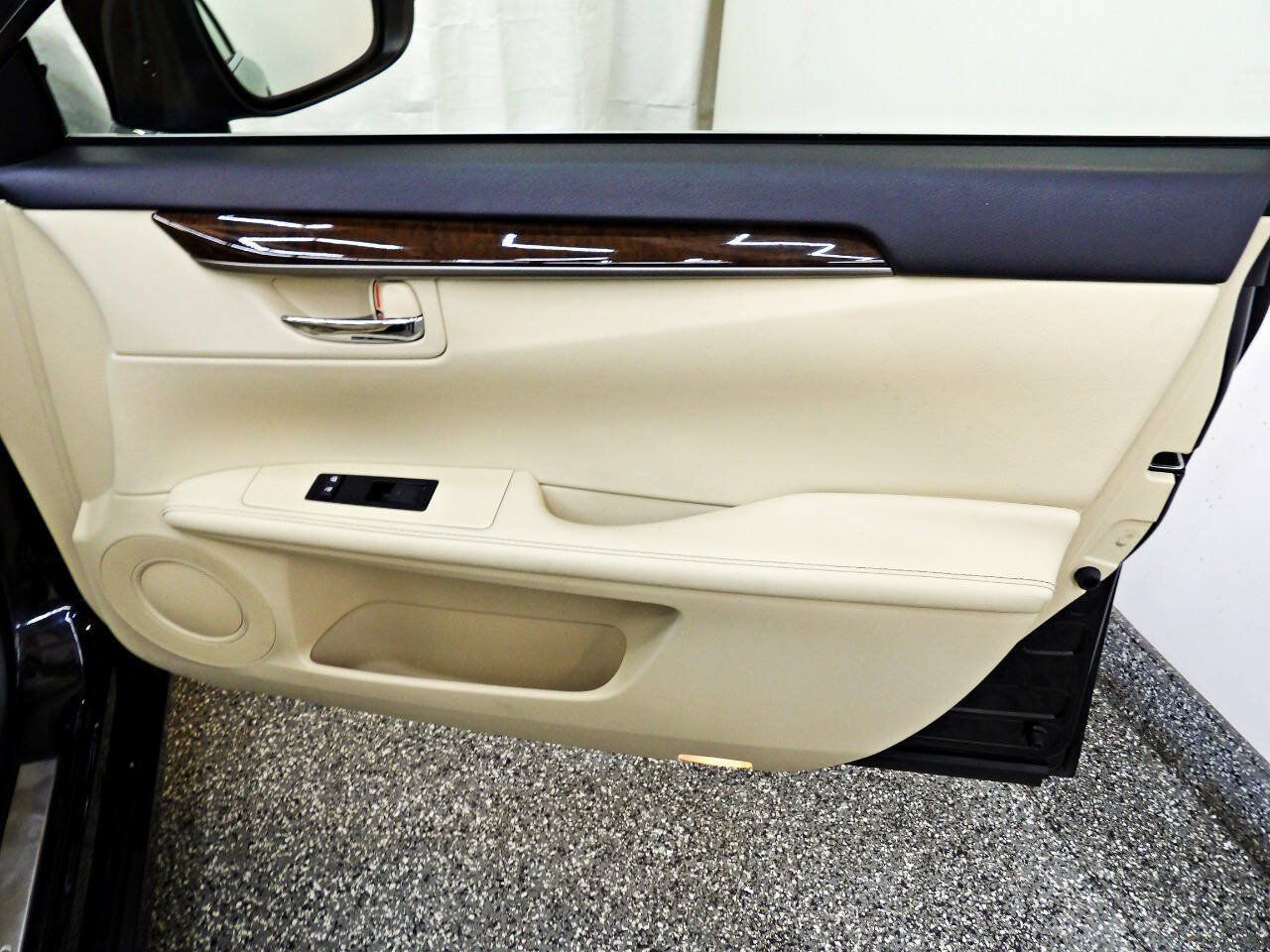 Used 2015 Lexus ES 350 w/ Luxury Package FWD image 11