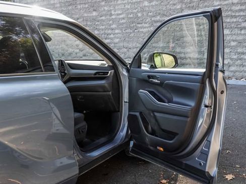 Used 2022 Toyota Highlander XLE AWD/4WD image 16