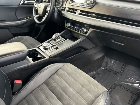 Used 2024 Mitsubishi Outlander SE image 16