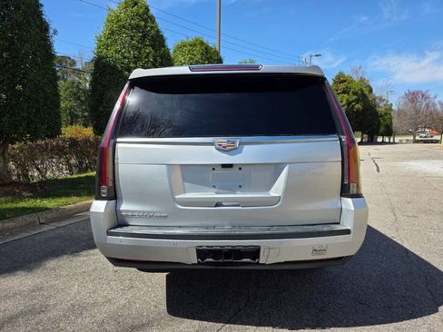 Used 2019 Cadillac Escalade ESV Luxury AWD/4WD image 4