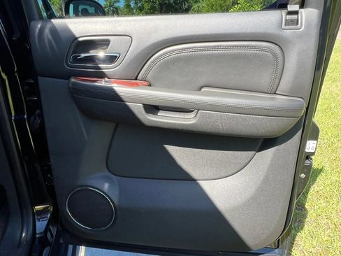 Used 2011 Cadillac Escalade ESV Premium image 28