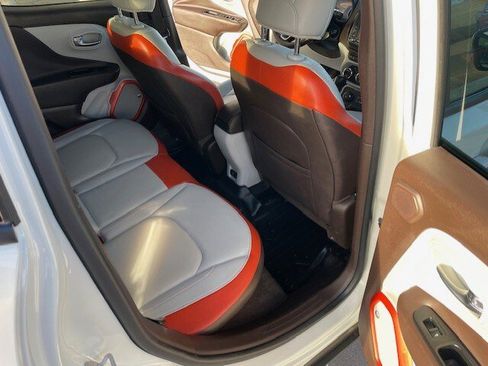 Used 2016 Jeep Renegade Limited image 9