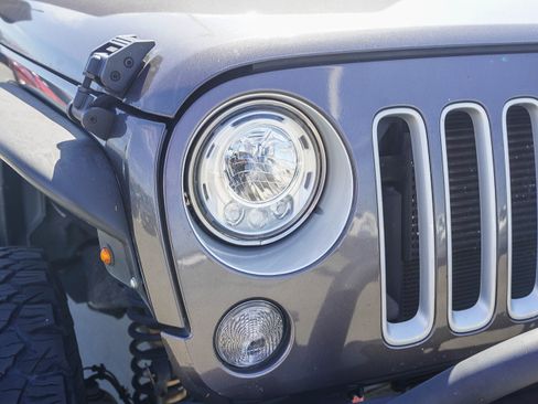 Used 2017 Jeep Wrangler Unlimited Sahara w/ Connectivity Group AWD/4WD image 11