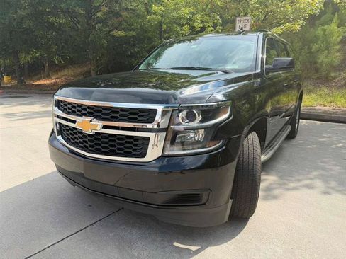 Used 2019 Chevrolet Suburban LT RWD image 3