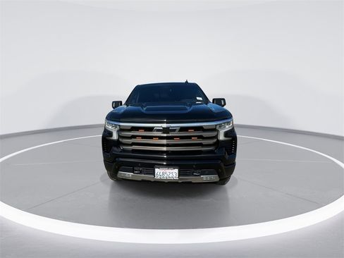 Used 2022 Chevrolet Silverado 1500 High Country w/ Technology Package image 4