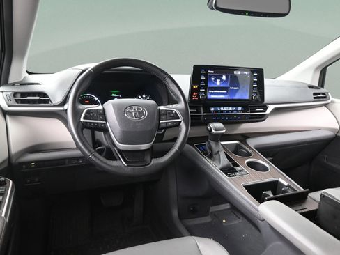 Certified 2023 Toyota Sienna XLE FWD image 36