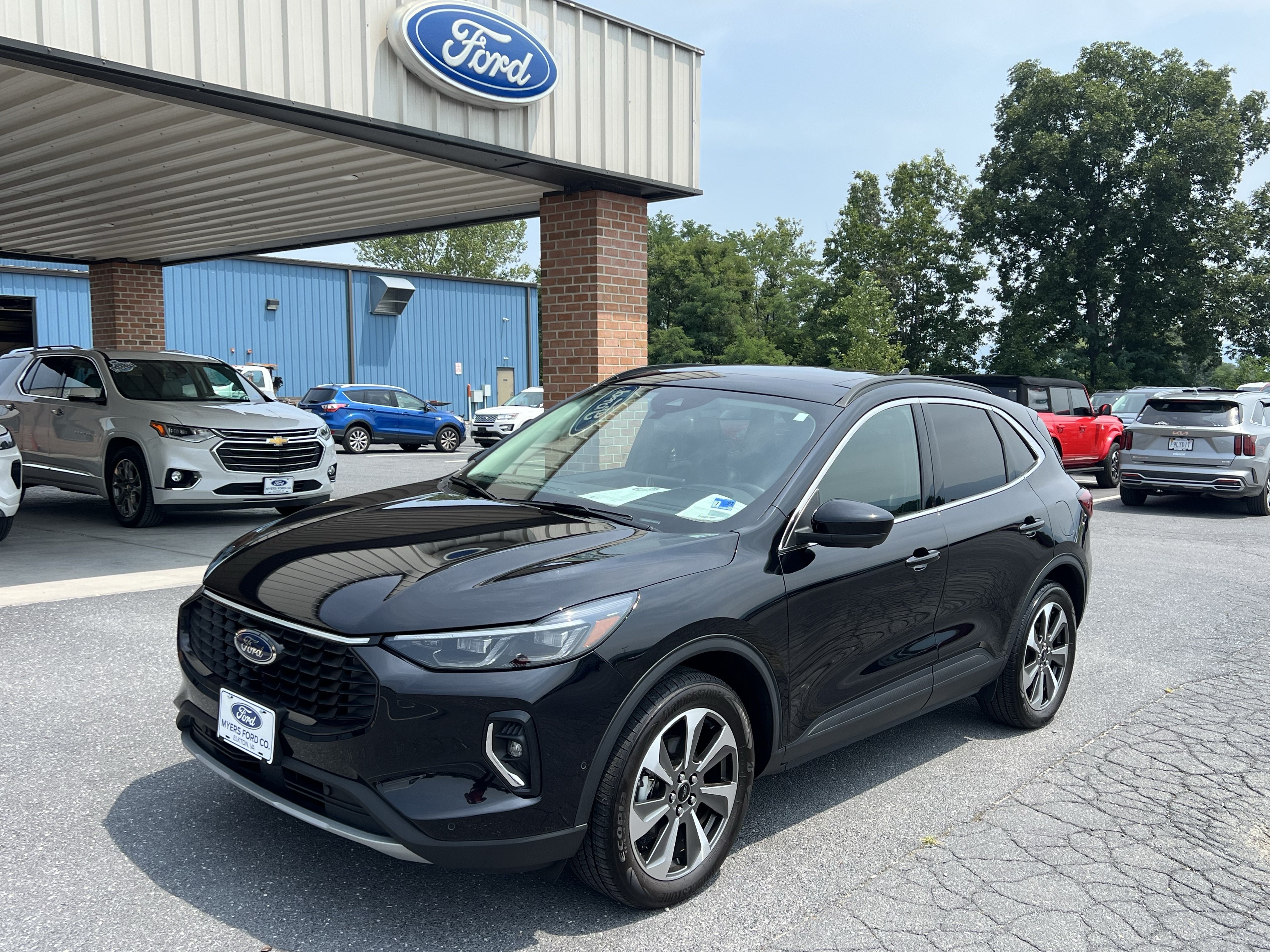 Used 2023 Ford Escape Platinum w/ Premium Technology Package AWD/4WD image 2