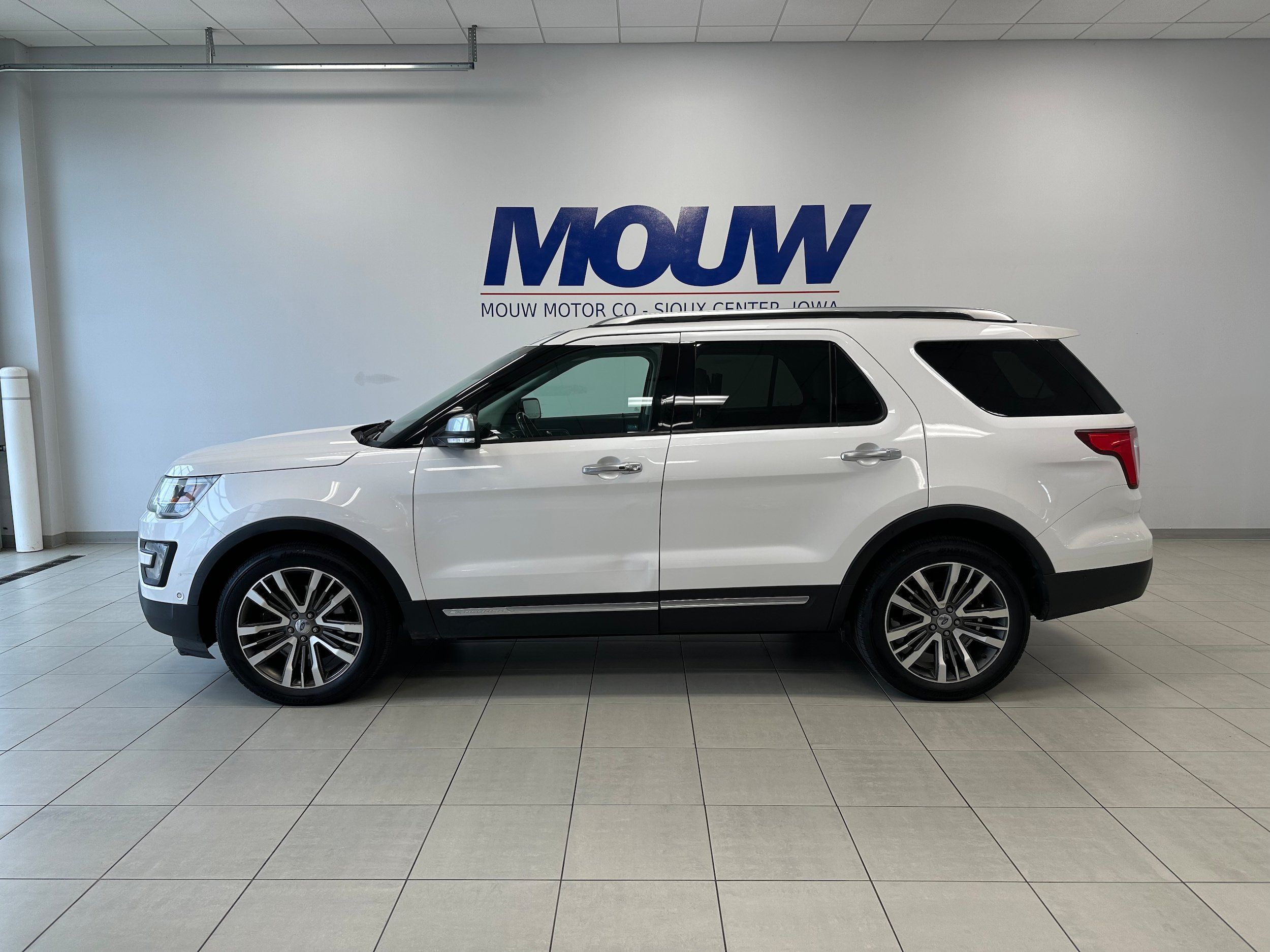 Used 2016 Ford Explorer Platinum AWD/4WD image 1