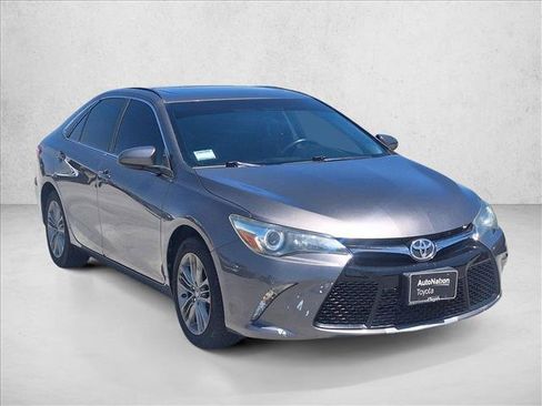 Used 2016 Toyota Camry SE w/ Moonroof Package FWD image 3