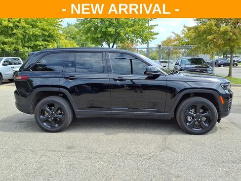 Used 2025 Jeep Grand Cherokee Limited w/ Black Appearance Package AWD/4WD image 8