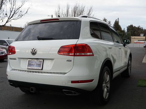 Used 2014 Volkswagen Touareg TDI image 11