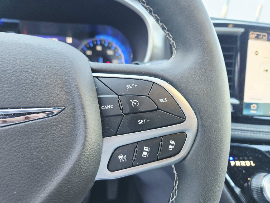 Certified 2025 Chrysler Pacifica Select FWD image 21