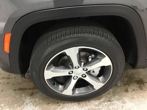 Used 2023 Jeep Grand Cherokee Limited AWD/4WD image 4