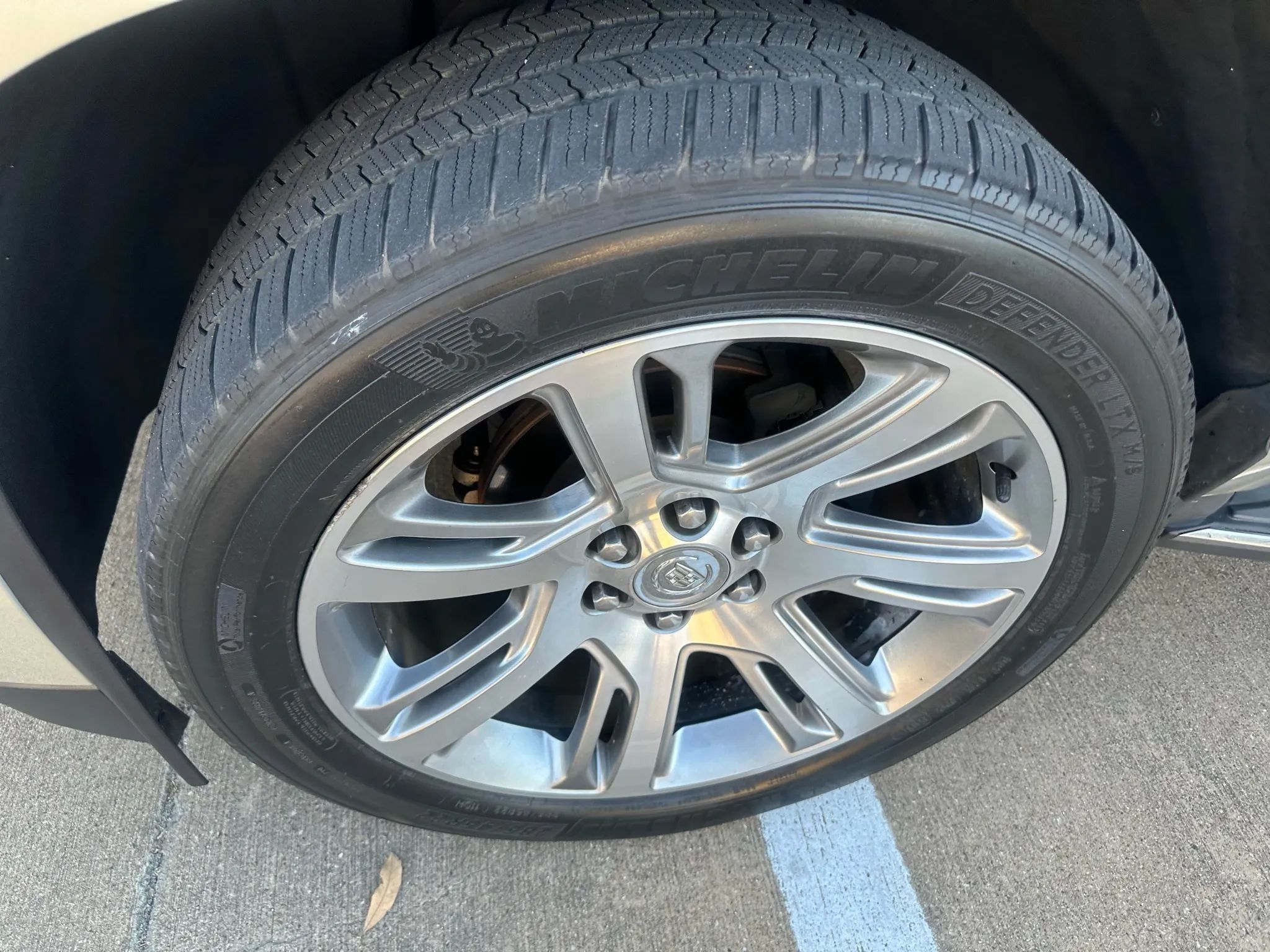 Used 2015 Cadillac Escalade Luxury AWD/4WD image 3