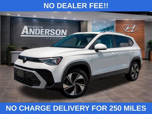 Used 2025 Volkswagen Taos SE AWD/4WD image 1
