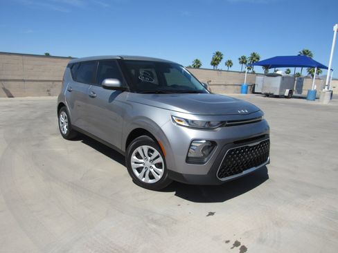 Used 2022 Kia Soul LX image 2