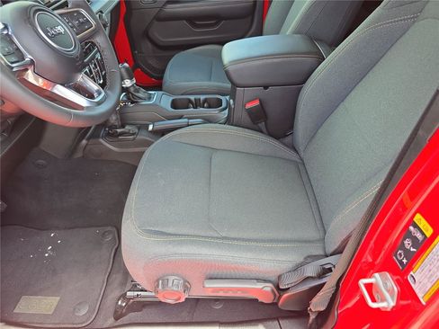 Used 2025 Jeep Wrangler Unlimited Sahara AWD/4WD image 21