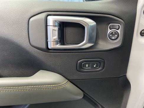 Certified 2025 Jeep Gladiator Mojave image 12