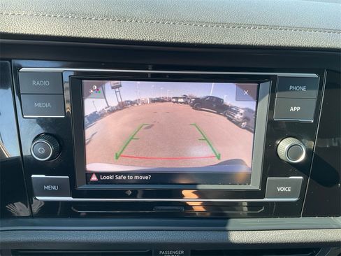 Used 2024 Volkswagen Jetta SE image 19