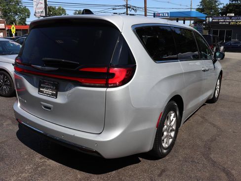 Used 2024 Chrysler Pacifica Touring-L FWD image 5